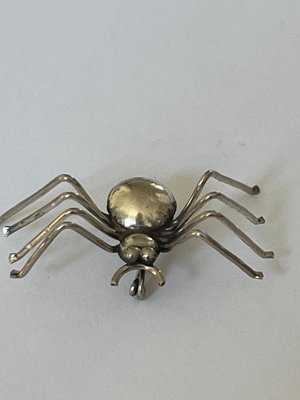 Broche i sølv i form af edderkop