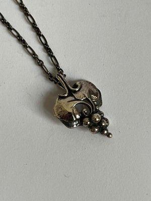 Georg Jensen halskæde 1996  Års smykke vedhæng med kæde udført i 925 sølv.