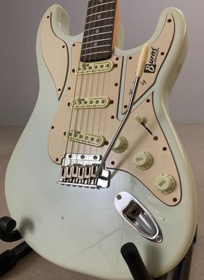 Burns London Cobra elguitar med vibratoarm