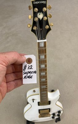Supreme Rage hvid single cut elguitar med guld hardware