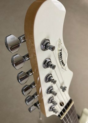 Burns Cobra White Elektrisk Guitar i Klassisk Vintage Design