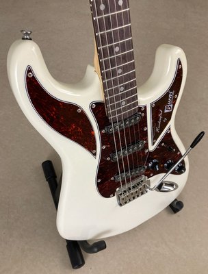 Burns Cobra White Elektrisk Guitar i Klassisk Vintage Design