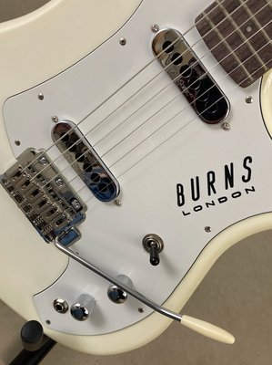 Burns SSJ Six Bass Vintage White Short Scale Baritone Bass / Bass VI Style