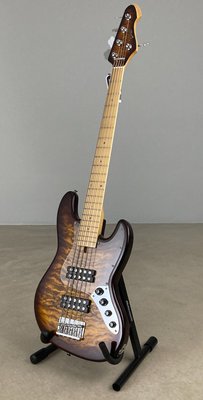Revelation RBX5 5-strenget elbas med Quilted maple top