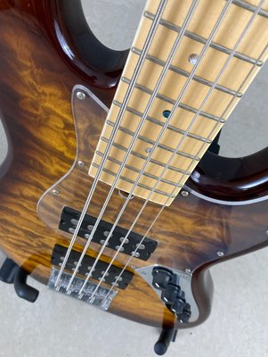 Revelation RBX5 5-strenget elbas med Quilted maple top