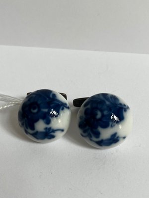 Manchetknapper Royal Copenhagen med blå blomster dekoreret porcelæn og sølv.
