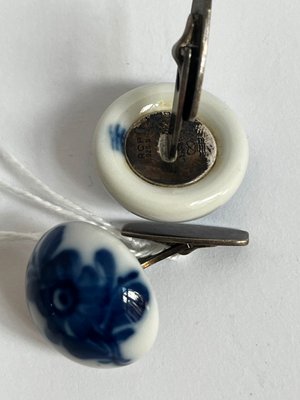 Manchetknapper Royal Copenhagen med blå blomster dekoreret porcelæn og sølv.