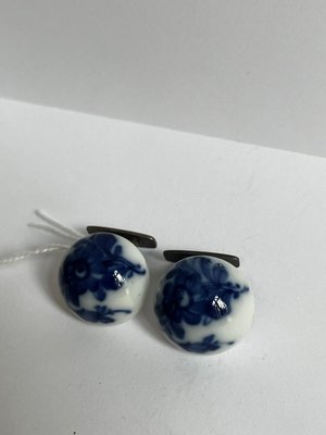 Manchetknapper Royal Copenhagen med blå blomster dekoreret porcelæn og sølv.