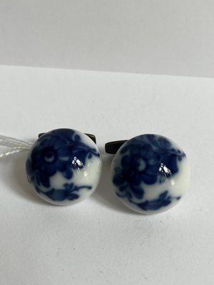 Manchetknapper Royal Copenhagen med blå blomster dekoreret porcelæn og sølv.