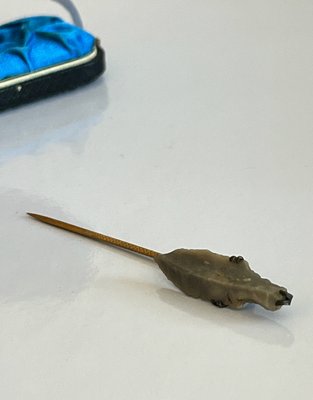 Pin med økse af flint
