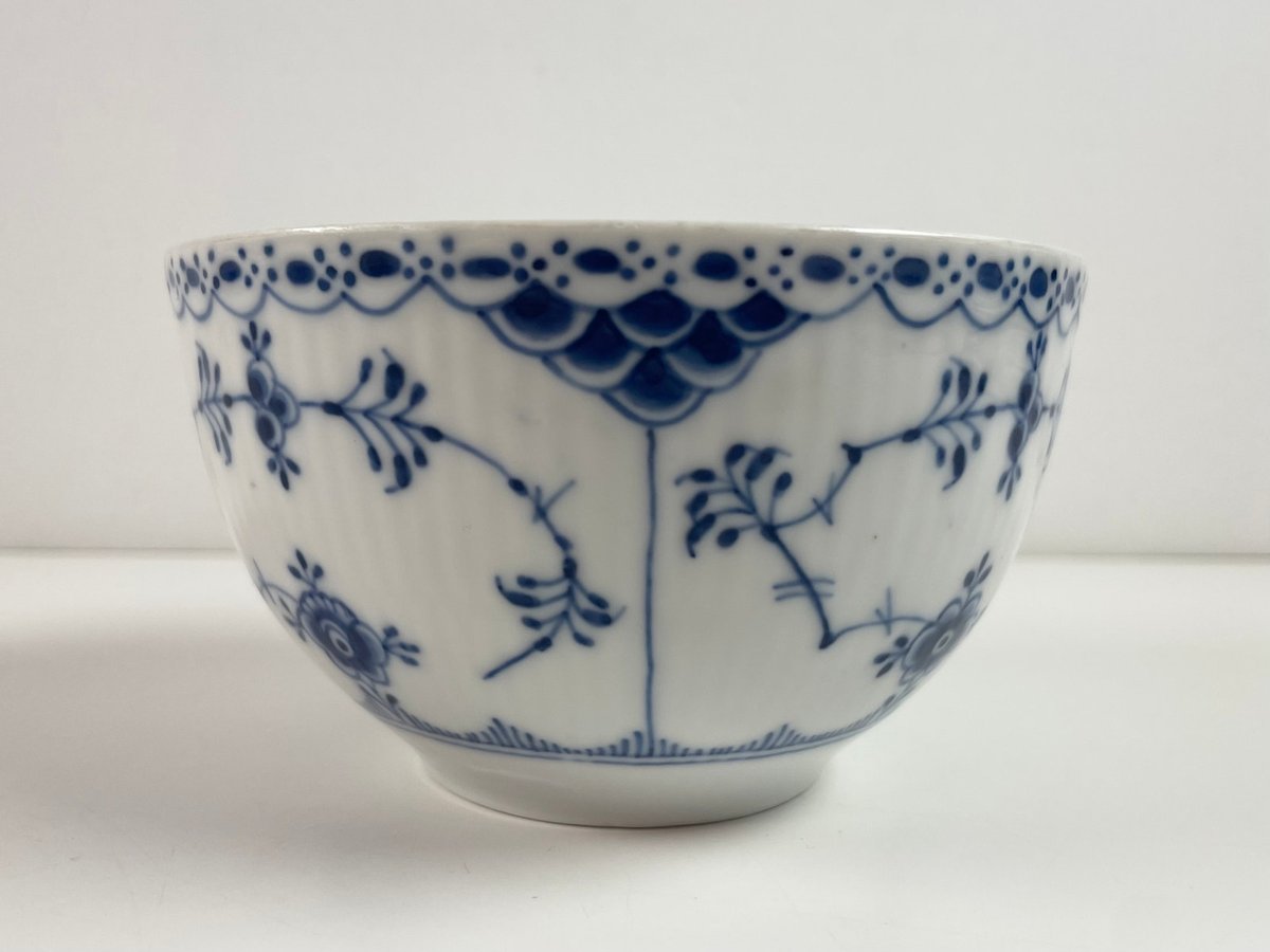 Royal Copenhagen skål nr. 592