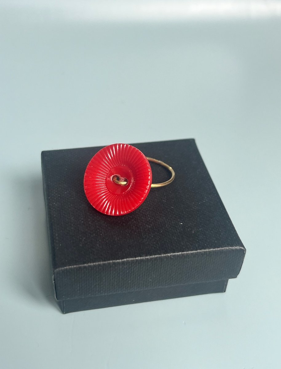 Mette Saabye ring i 18 kt guld.