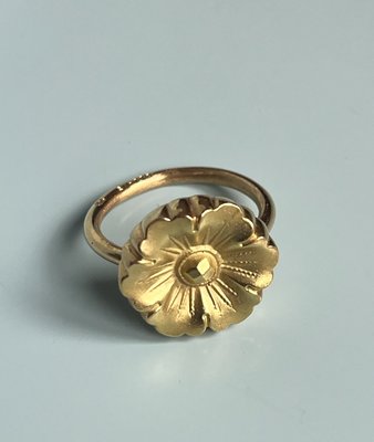 Mette Saabye blomster ring i 18 kt guld