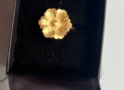 Mette Saabye blomster ring i 18 kt guld