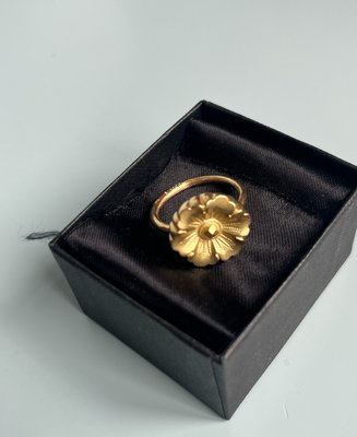 Mette Saabye blomster ring i 18 kt guld