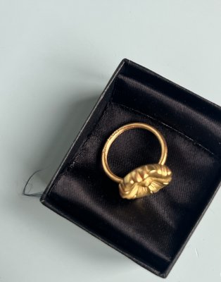 Mette Saabye blomster ring i 18 kt guld