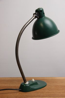 Skrivebordslampe i mørkegrøn