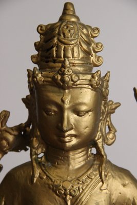 Skulptur af gyldent metal