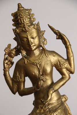 Skulptur af gyldent metal