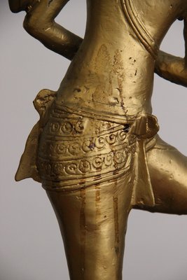 Skulptur af gyldent metal