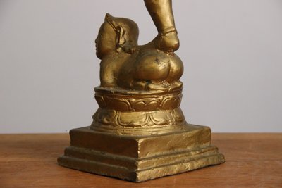 Skulptur af gyldent metal