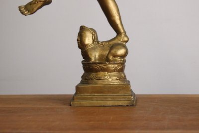 Skulptur af gyldent metal