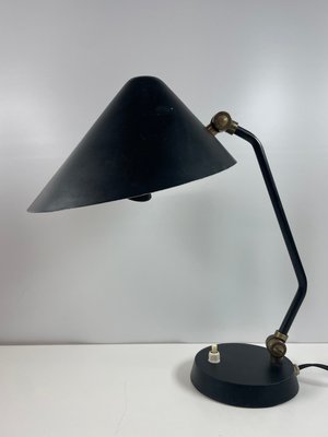 bordlampe med kegleformet metal skærm