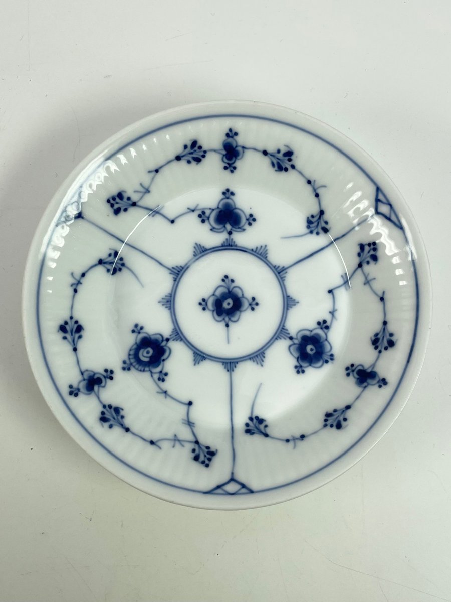 Royal Copenhagen Musselmalet Riflet dybtallerken nr. 83