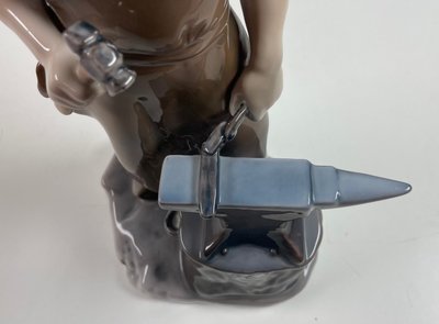 Bing & Grøndahl Smed nr. 2225 Porcelænsfigur af Axel Locher.