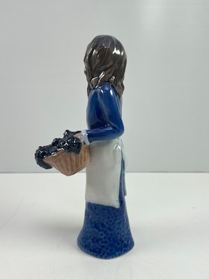 Bing & Grøndahl Figur nr. 2590 Pige ved vindueklase af Claire Weiss