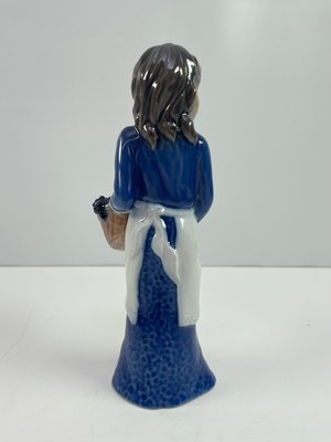 Bing & Grøndahl Figur nr. 2590 Pige ved vindueklase af Claire Weiss