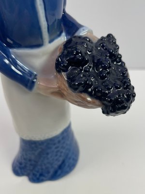 Bing & Grøndahl Figur nr. 2590 Pige ved vindueklase af Claire Weiss