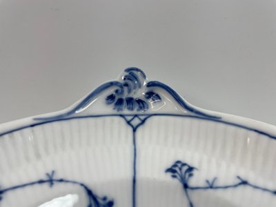 Royal Copenhagen Musselmalet Riflet fad nr. 2