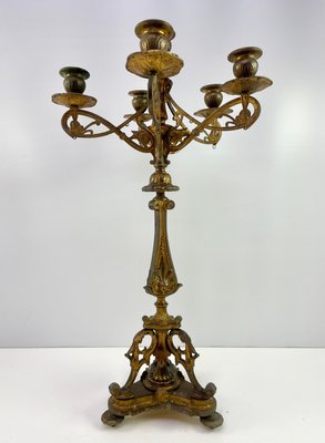 Par antikke messing lysestager