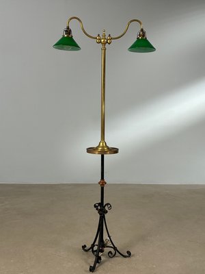 Antik gulvlampe med grønne glasskærme.