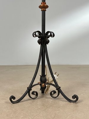 Antik gulvlampe med grønne glasskærme.