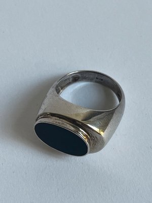 Enkelt og minimalistisk blank ring i sølv med onyx dansk guldsmed