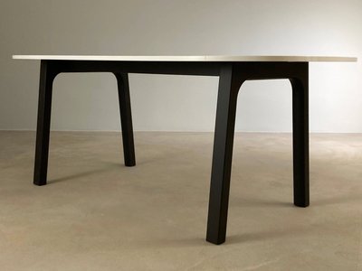 Ikea spisebord i hvid højglans og mat sort