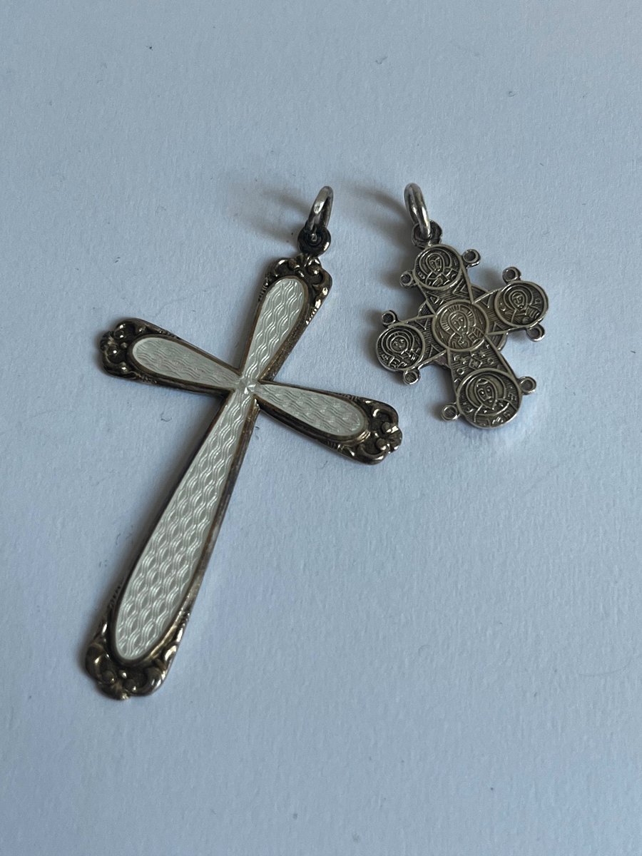 To vintage sølv kors vedhæng et Dagmar og et i smuk hvid emalje