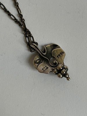 Georg Jensen halskæde 1996  Års smykke vedhæng med kæde udført i 925 sølv.