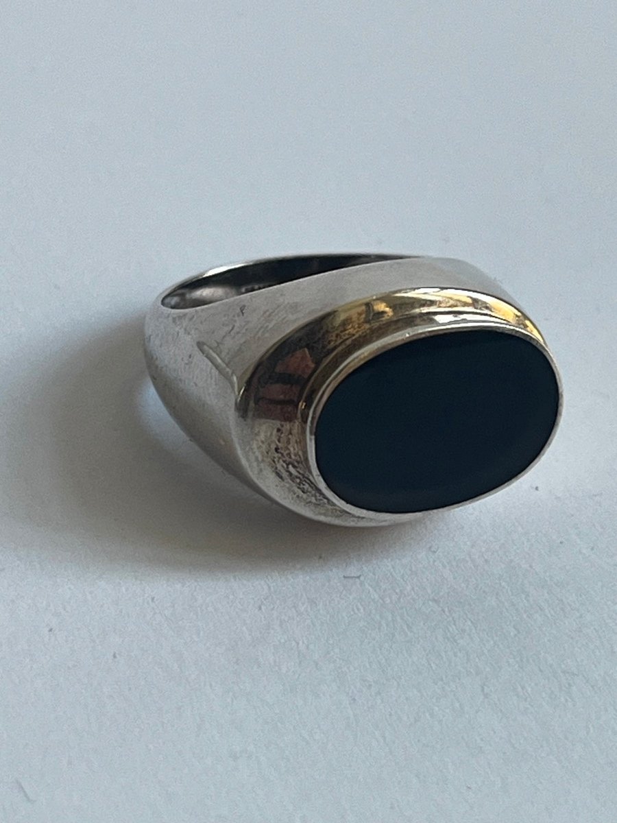 Enkelt og minimalistisk blank ring i sølv med onyx dansk guldsmed