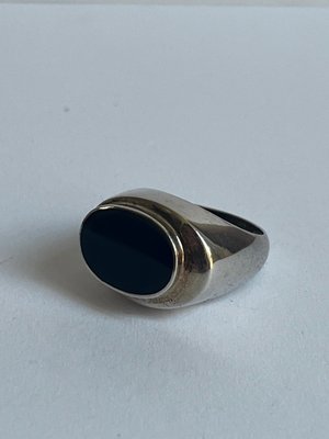 Enkelt og minimalistisk blank ring i sølv med onyx dansk guldsmed