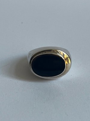 Enkelt og minimalistisk blank ring i sølv med onyx dansk guldsmed